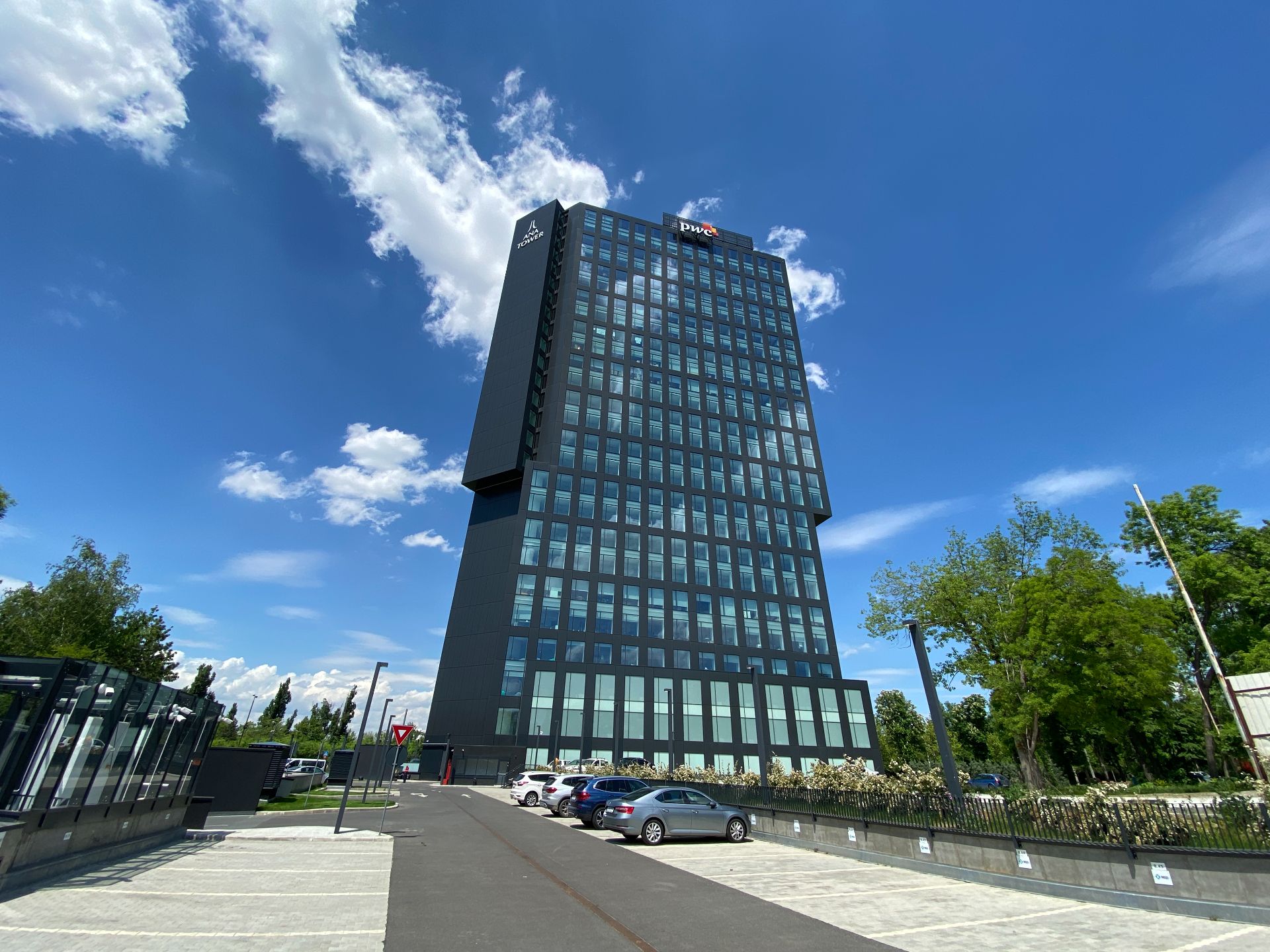 Spatii comerciale de inchiriat in Ana Tower, vedere generala caldire