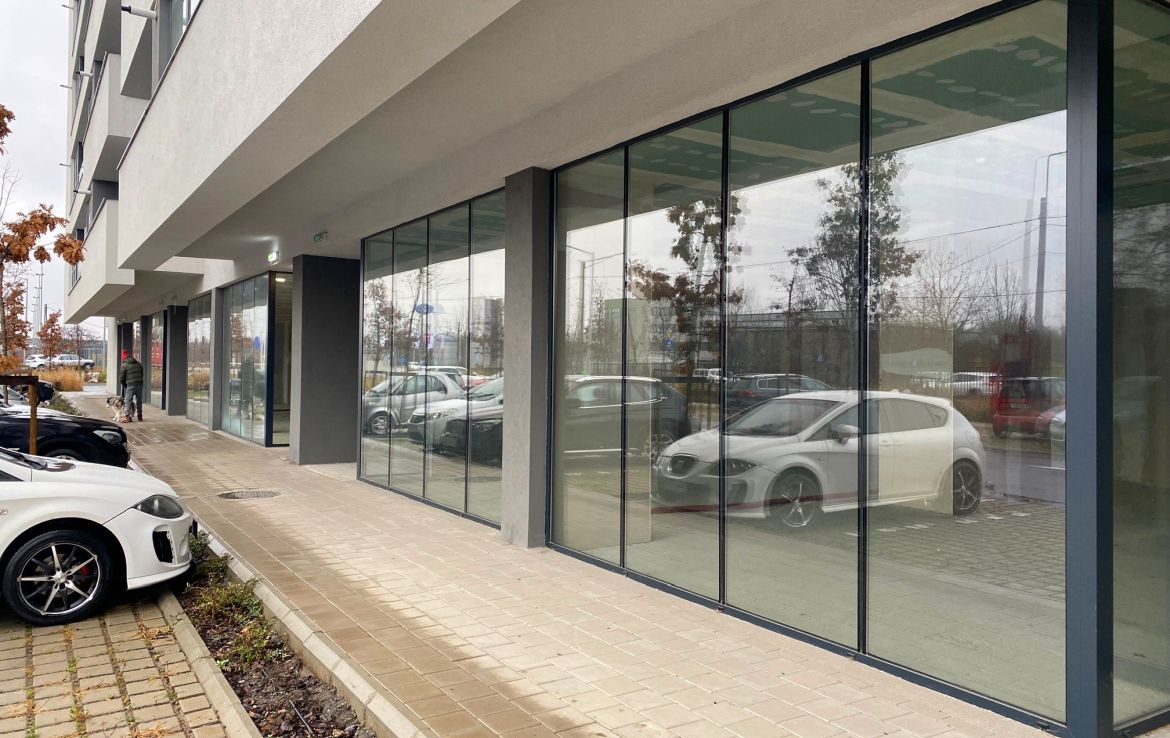 Spatii comerciale de inchiriat in Atria Urban Resort, imagine laterala vitrina