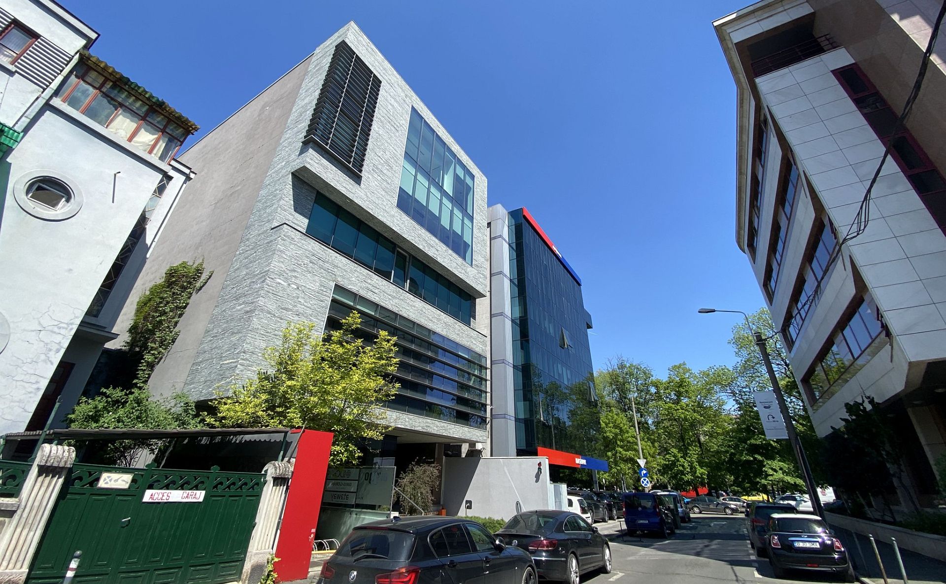 Spatii comerciale de inchiriat in Aviatorilor 47, poza fatada spre dreapta