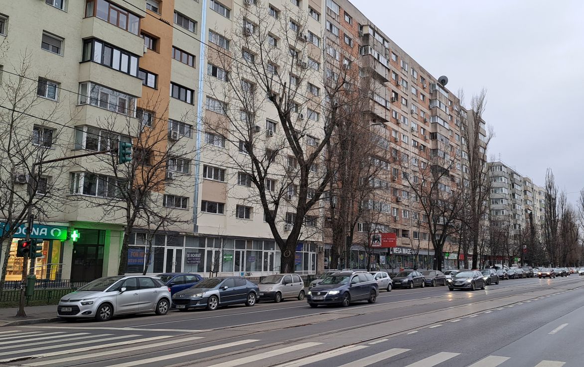 Spatii comerciale de inchiriat pe Bd. Basarabia, acces metrou Titan, vedere din strada