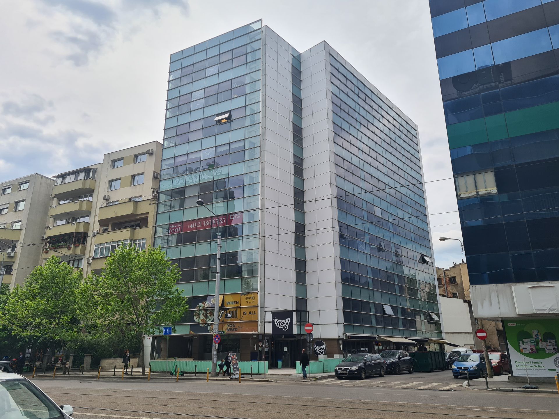 Spatiu comercial de inchiriat in Piata Victoriei, acces metrou, imagine generala cladire