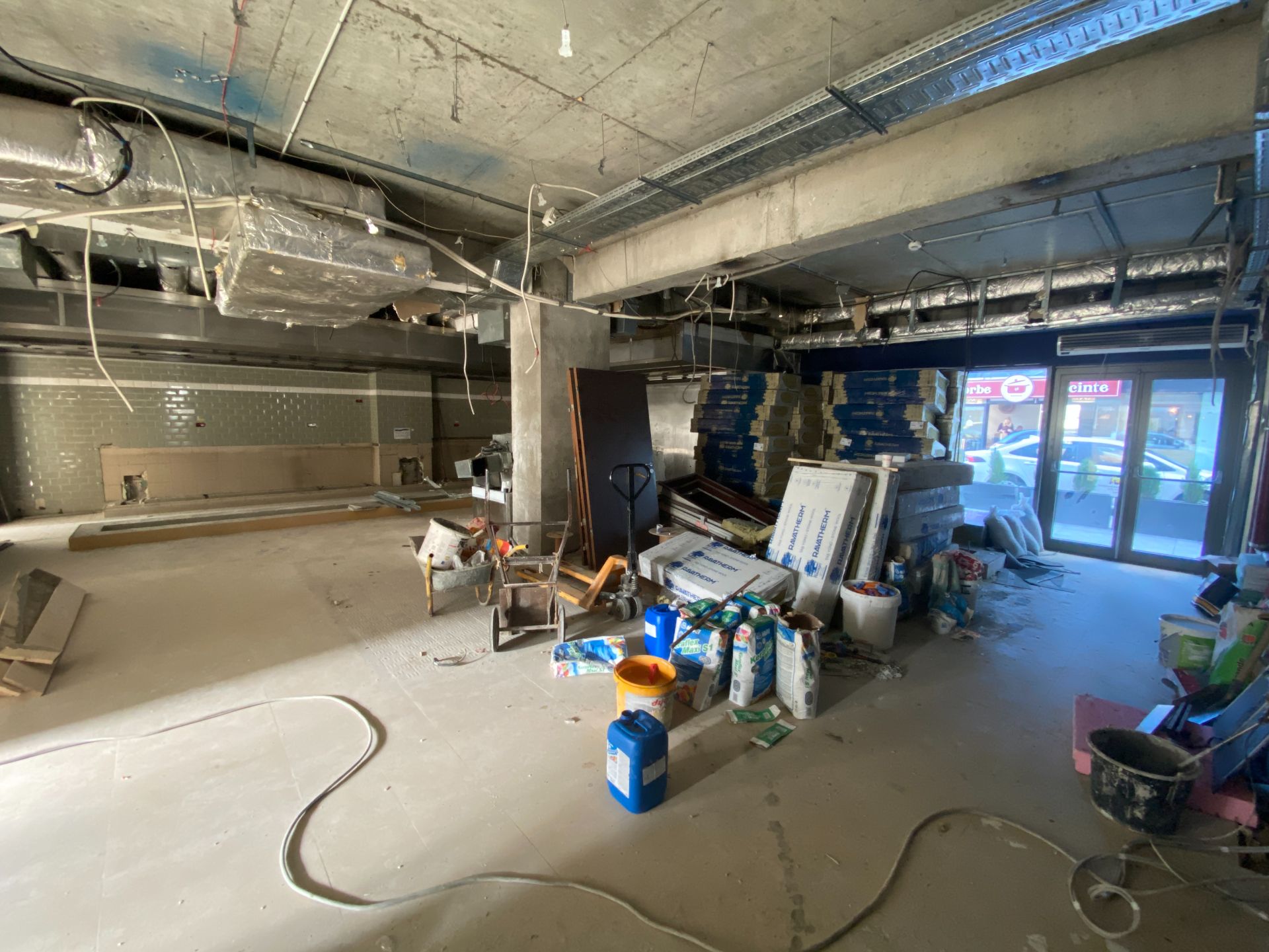 Spatiu comercial de inchiriat in Piata Victoriei, acces metrou, stadiu amenajare interior