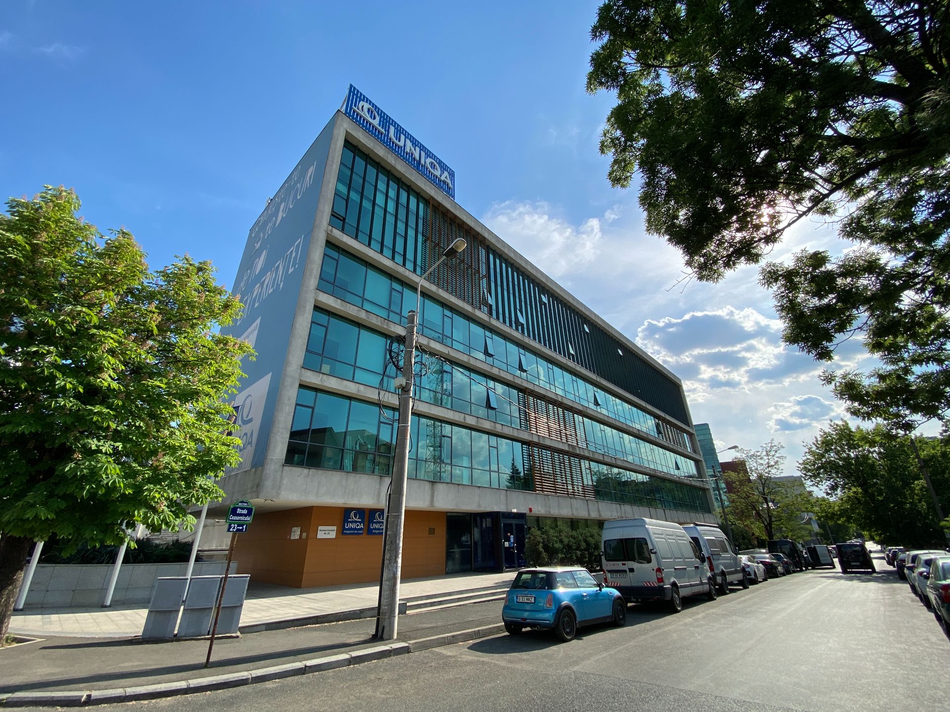 Caramfil 25 - spatii comerciale de inchiriat in nordul Bucurestiului, cu acces la metrou. Vedere laterala