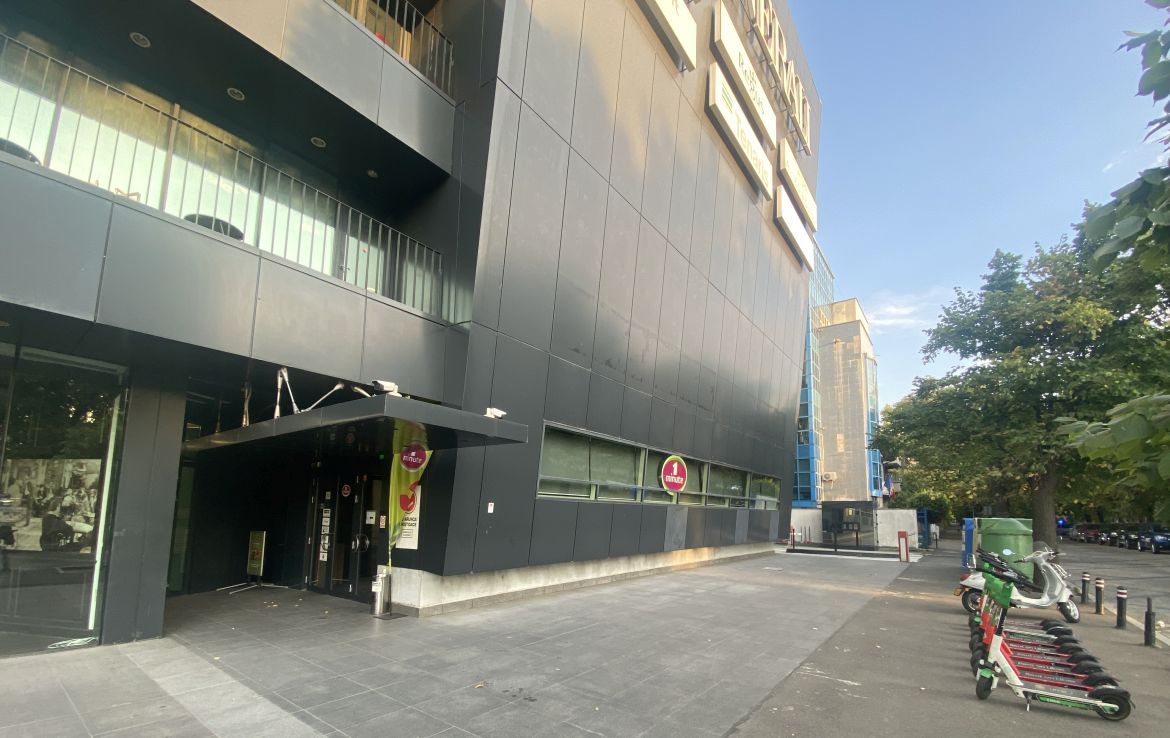 Spatiu comercial de inchiriat in Charles de Gaulle Plaza, vedere laterala dreapta