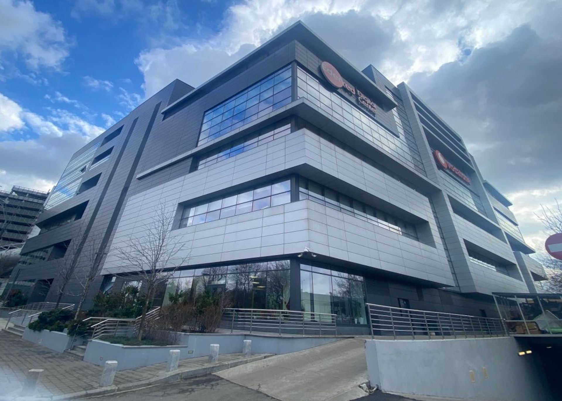 CITY OFFICES spații comerciale metrou Eroii Revoluției vedere fatada