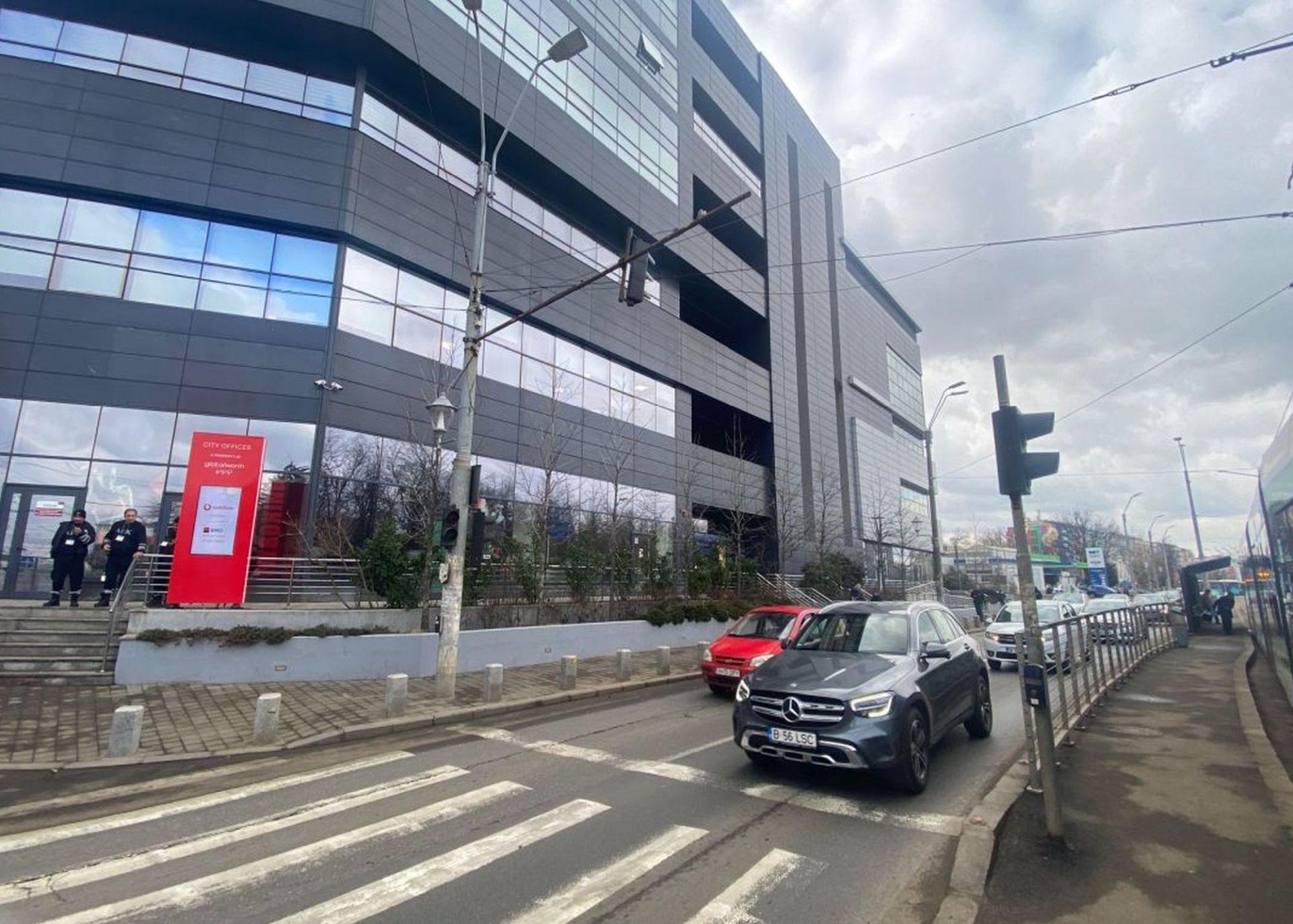 CITY OFFICES spații comerciale metrou Eroii Revoluției vedere laterala din strada