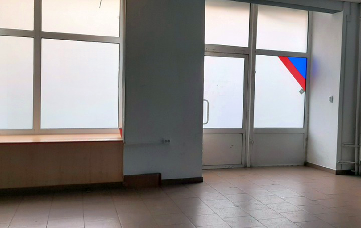 Spatiu comercial de inchiriat in Bucuresti in zona Colentina, sector 2. Imagine usa intrare spatiu 