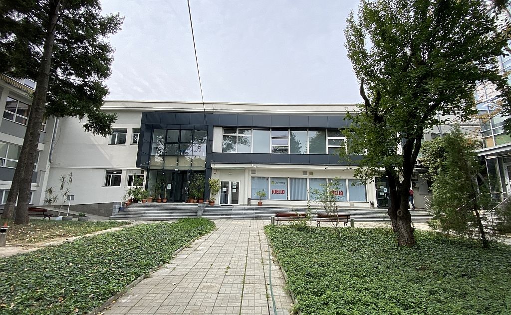 Spatiu comercial de inchiriat in Domenii Business Park, vedere generala fatada si curte