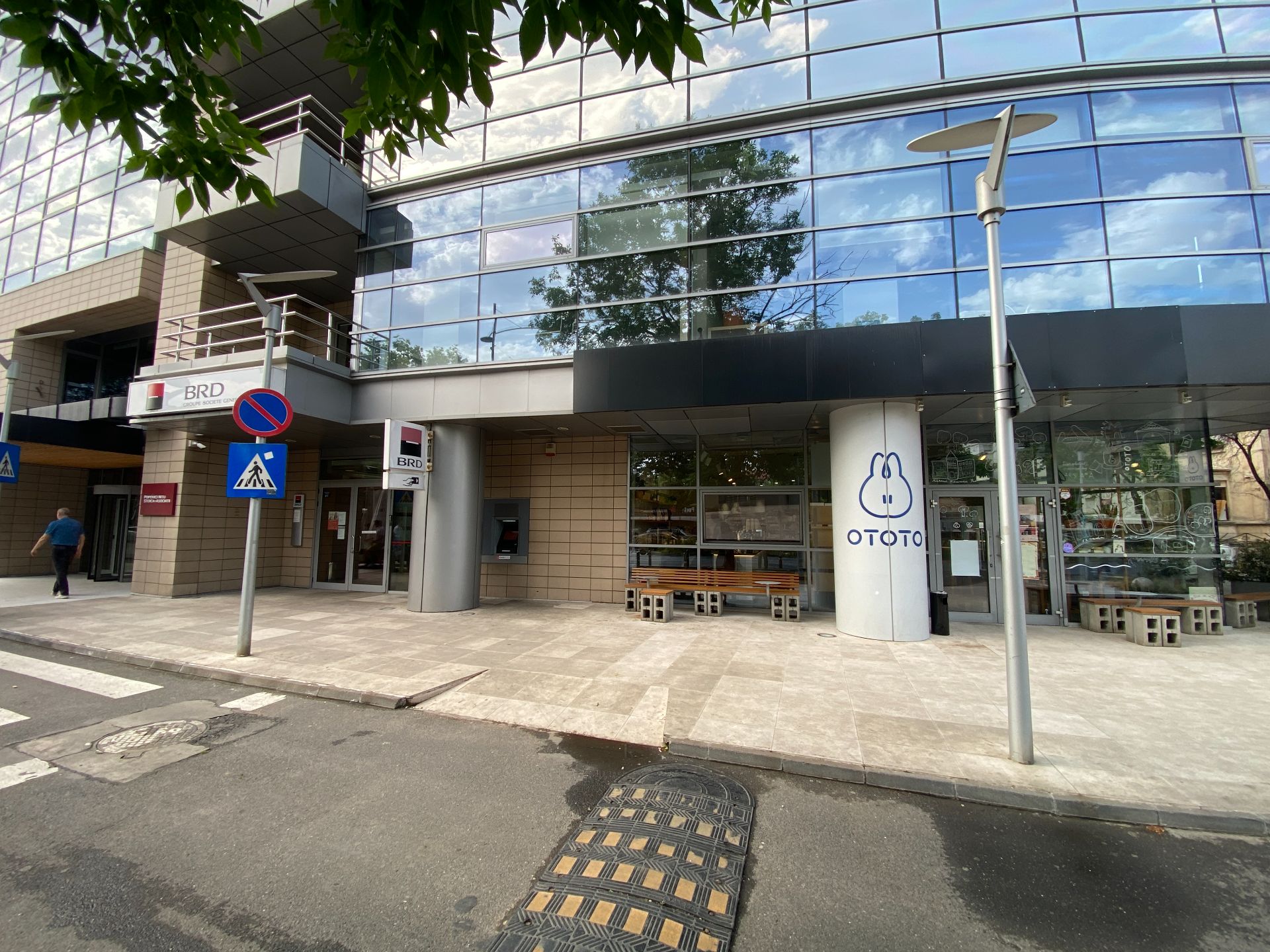 Spatiu comercial de inchiriat in Dorobanti 239, metrou Aviatorilor. Vedere fatada