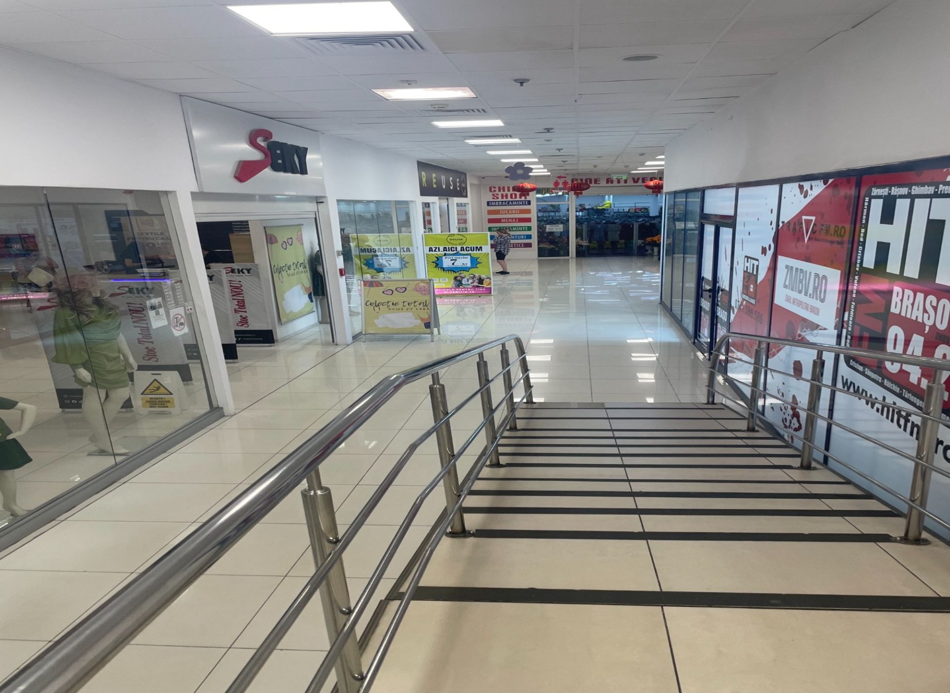 Spatiu comercial de inchiriat in Eliana Mall - poza rampa.jpeg