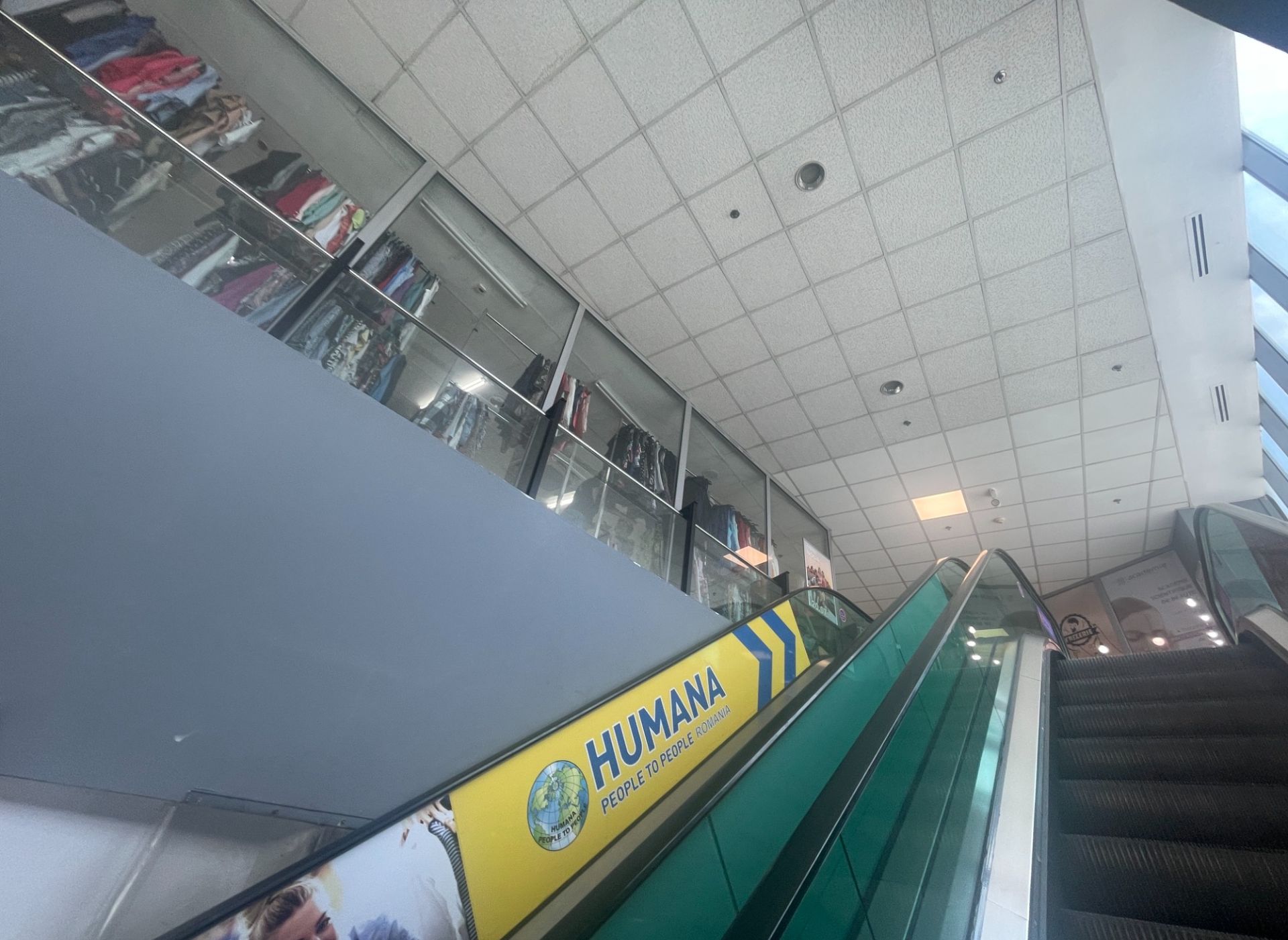Spatiu comercial de inchiriat in Eliana Mall - poza scari.jpeg