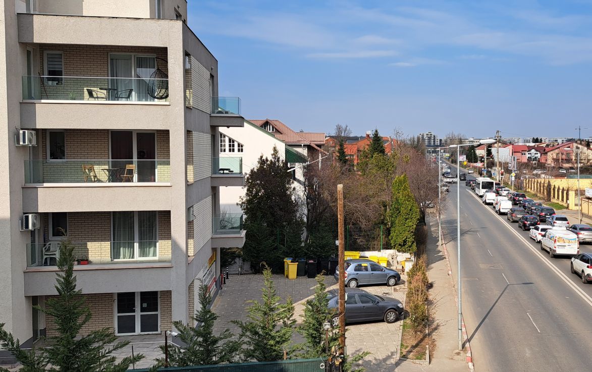 Spatiu comercial de inchiriat pe Strada Erou Iancu Nicolae 8, vedere generala strada