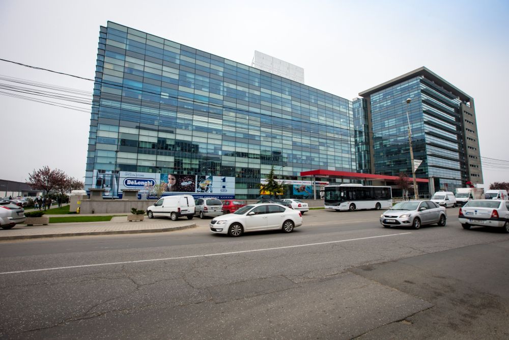 Spatii comerciale de inchiriat in Global City, zona de nord a Bucurestiului. Fotografie cladire din strada