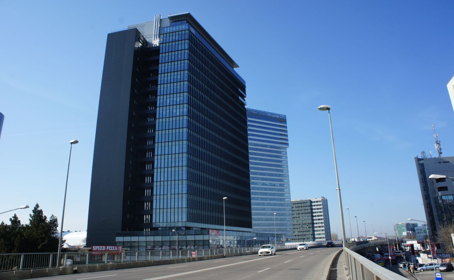 Spatii comerciale de inchiriat in Globalworth Plaza, metrou Aurel Vlaicu, vedere generla din strada