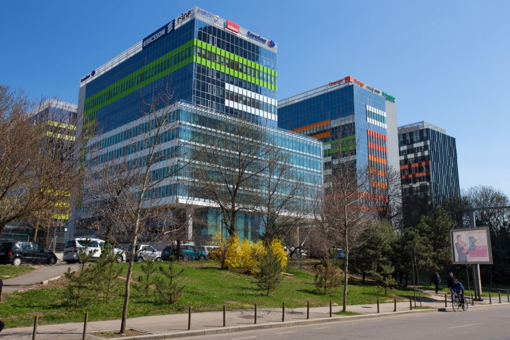 Spatii comerciale de inchiriat in Green Court, metrou Aurel Vlaicu, vedere generala din strada