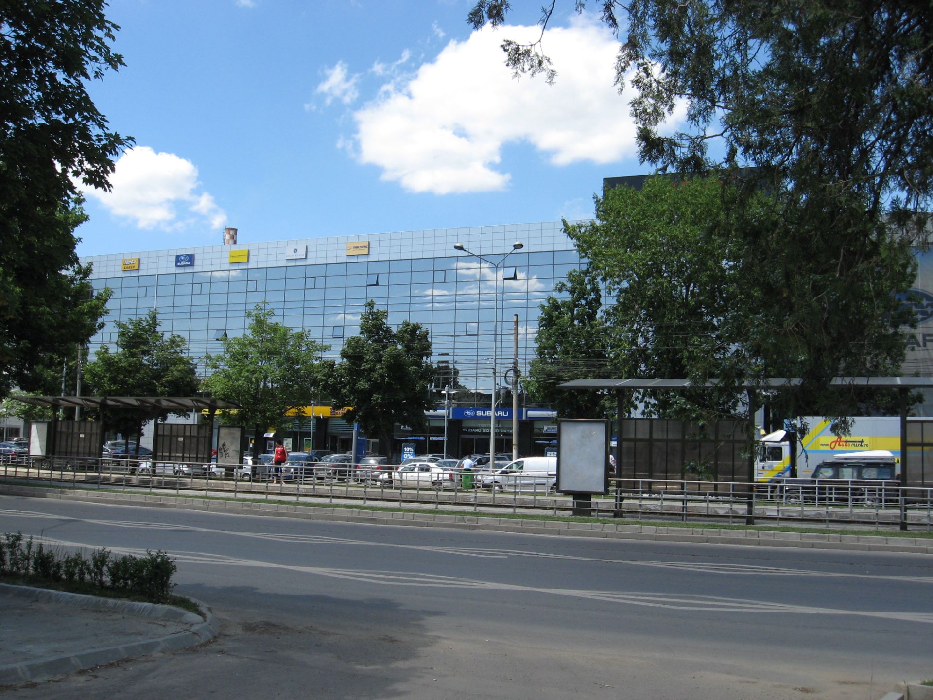 Spatii comerciale de inchiriat in Helios Business Center, acces metrou Nicolae Teclu, vedere generala din strada