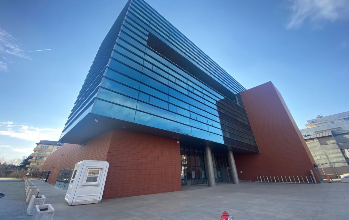 Spatiu comercial de inchiriat la Herastrau Building, acces metrou Aurel Vlaicu, vedere generala fatada