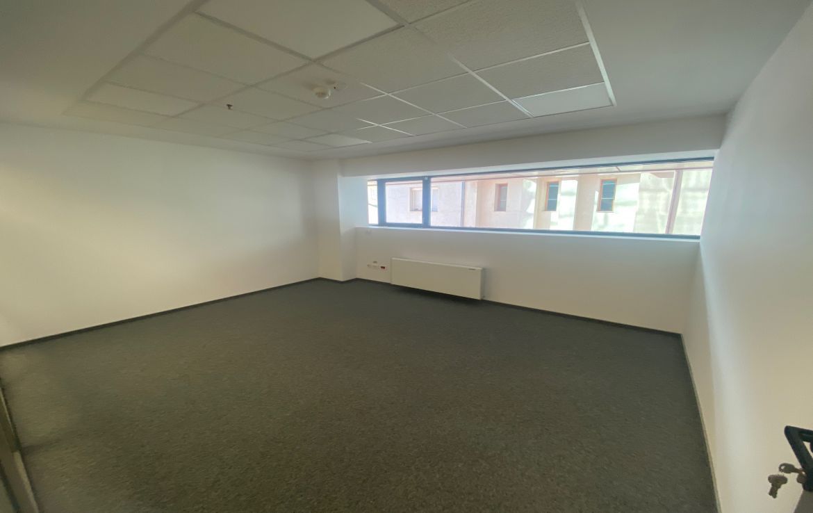 Spatiu comercial de inchiriat la Herastrau Building, acces metrou Aurel Vlaicu,  cadru interior