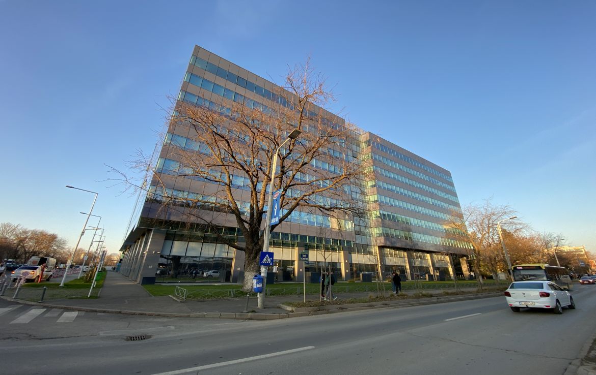 Spatiu comercial de inchiriat in Hermes Business Campus, metrou Pipera, vedere generala din strada
