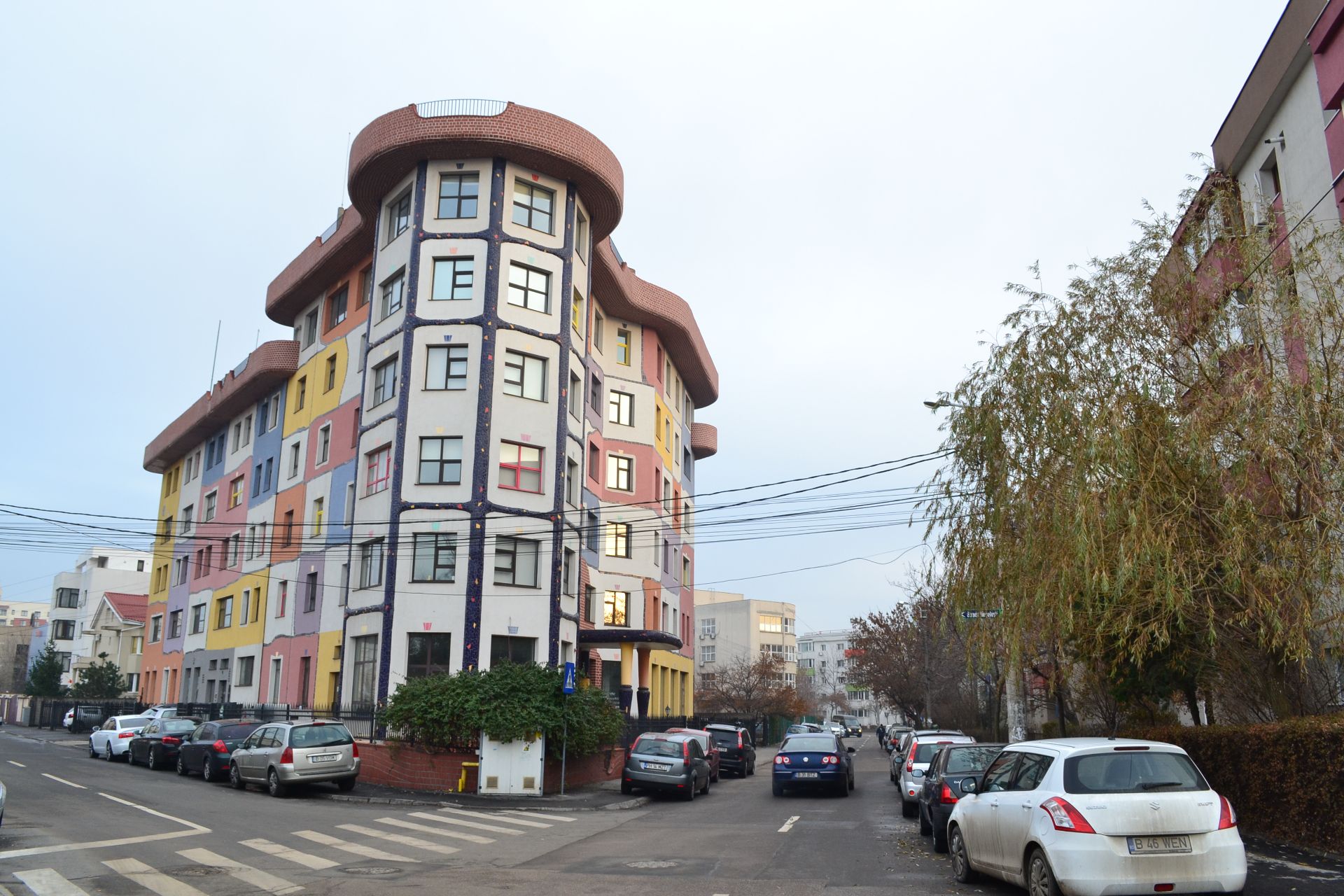 Spatii comerciale de inchiriat in Hundertwasser House, acces metrou Aurel Vlaicu. Vedere generala din strada