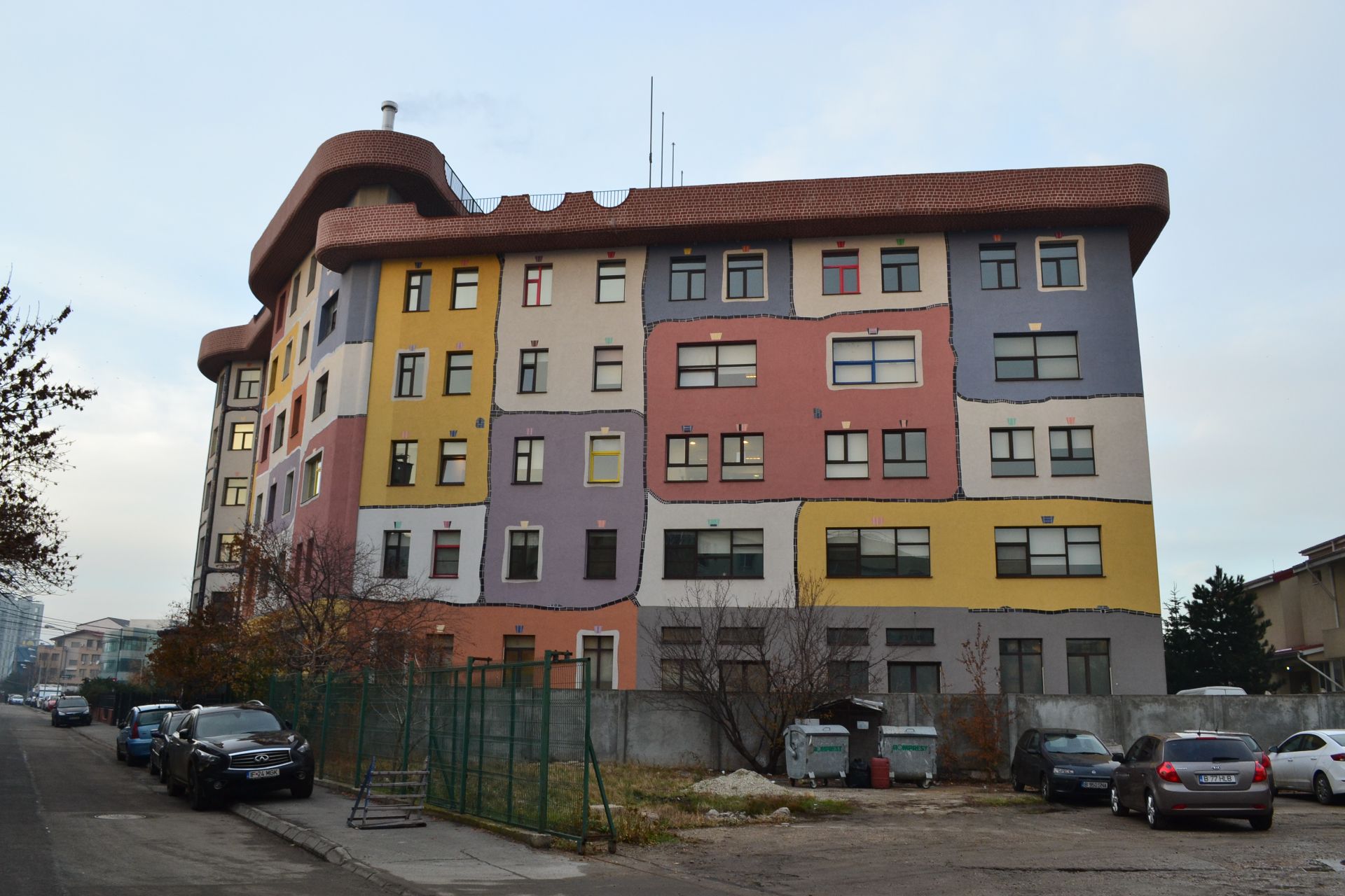 Spatii comerciale de inchiriat in Hundertwasser House, acces metrou Aurel Vlaicu. Vedere fatada