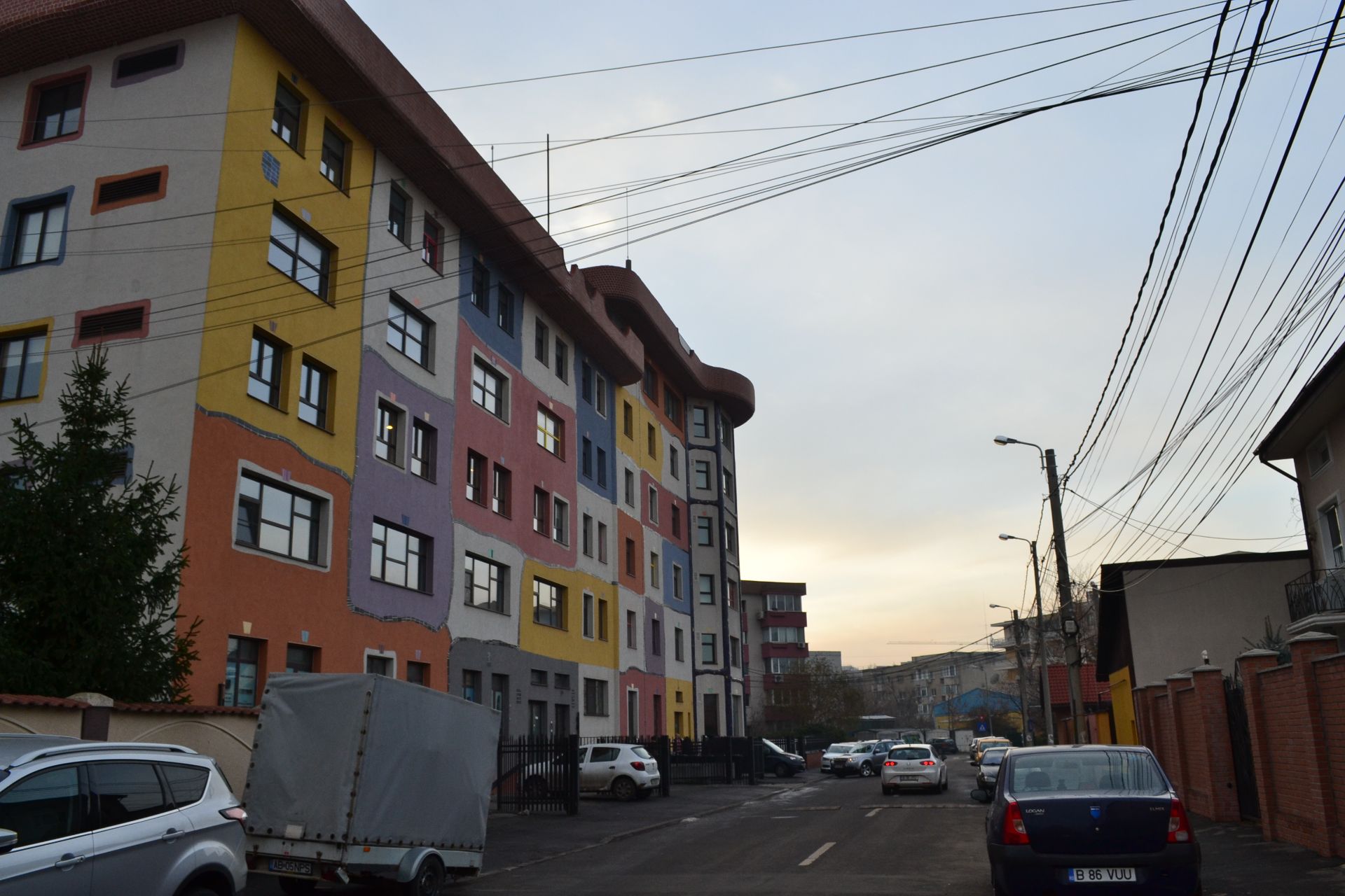 Spatii comerciale de inchiriat in Hundertwasser House, acces metrou Aurel Vlaicu. Vedere laterala