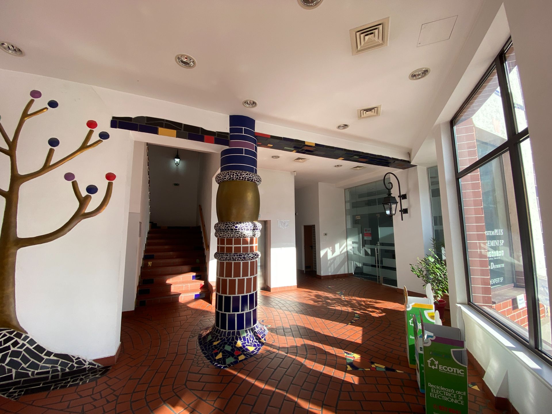 Spatii comerciale de inchiriat in Hundertwasser House, acces metrou Aurel Vlaicu. Imagine spatiu interior