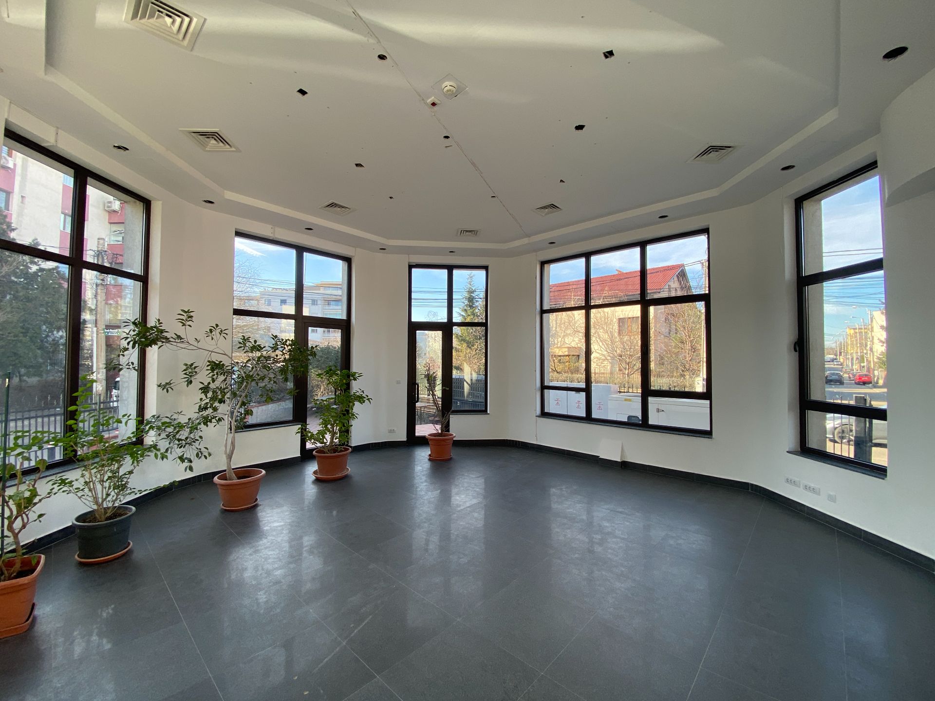 Spatii comerciale de inchiriat in Hundertwasser House, acces metrou Aurel Vlaicu. Cadru Interior