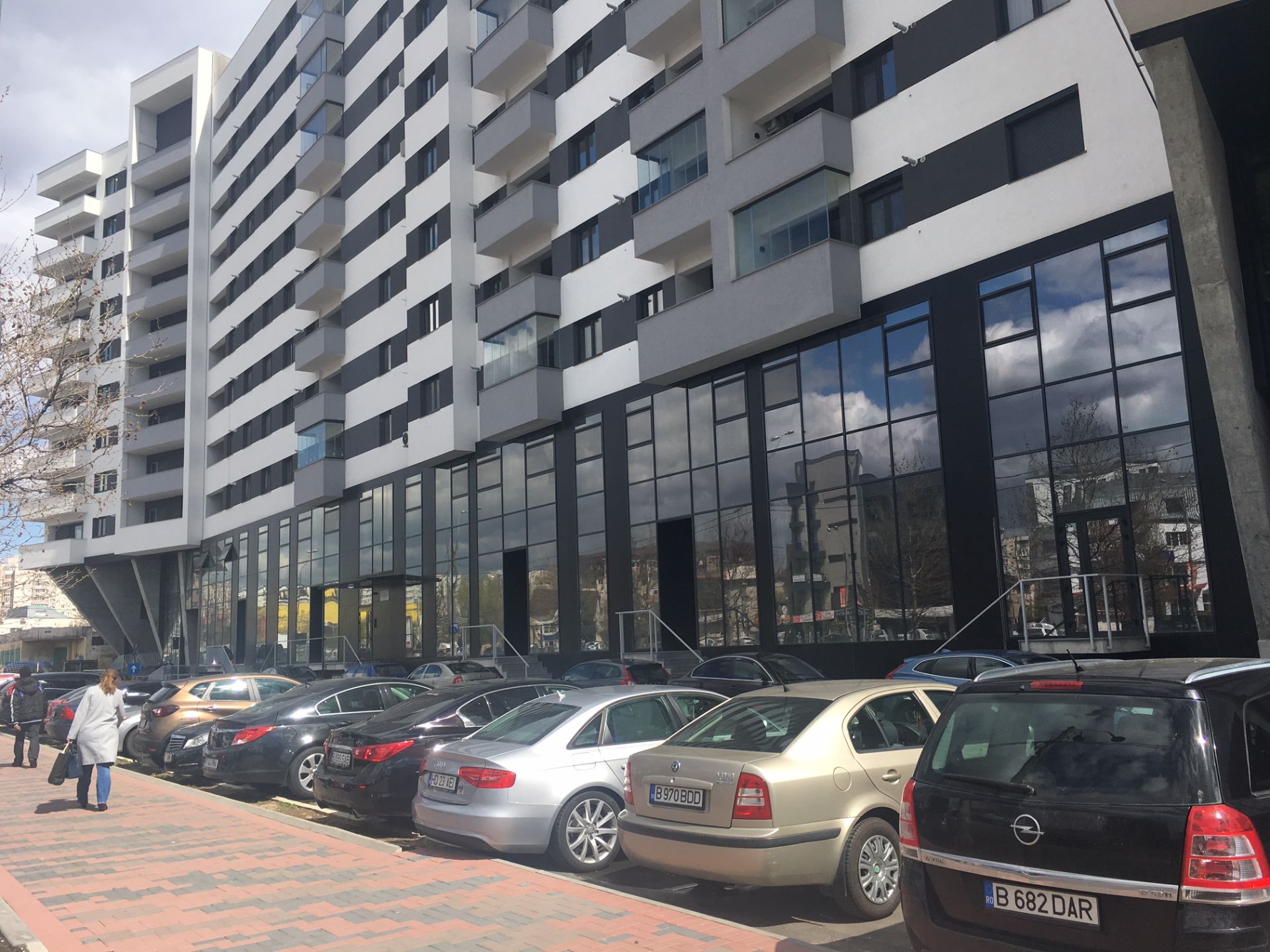 Spatiu comercial de inchiriat in Bucuresti, zona Mihai Bravu.  Vedere fatada si acces in spatiu