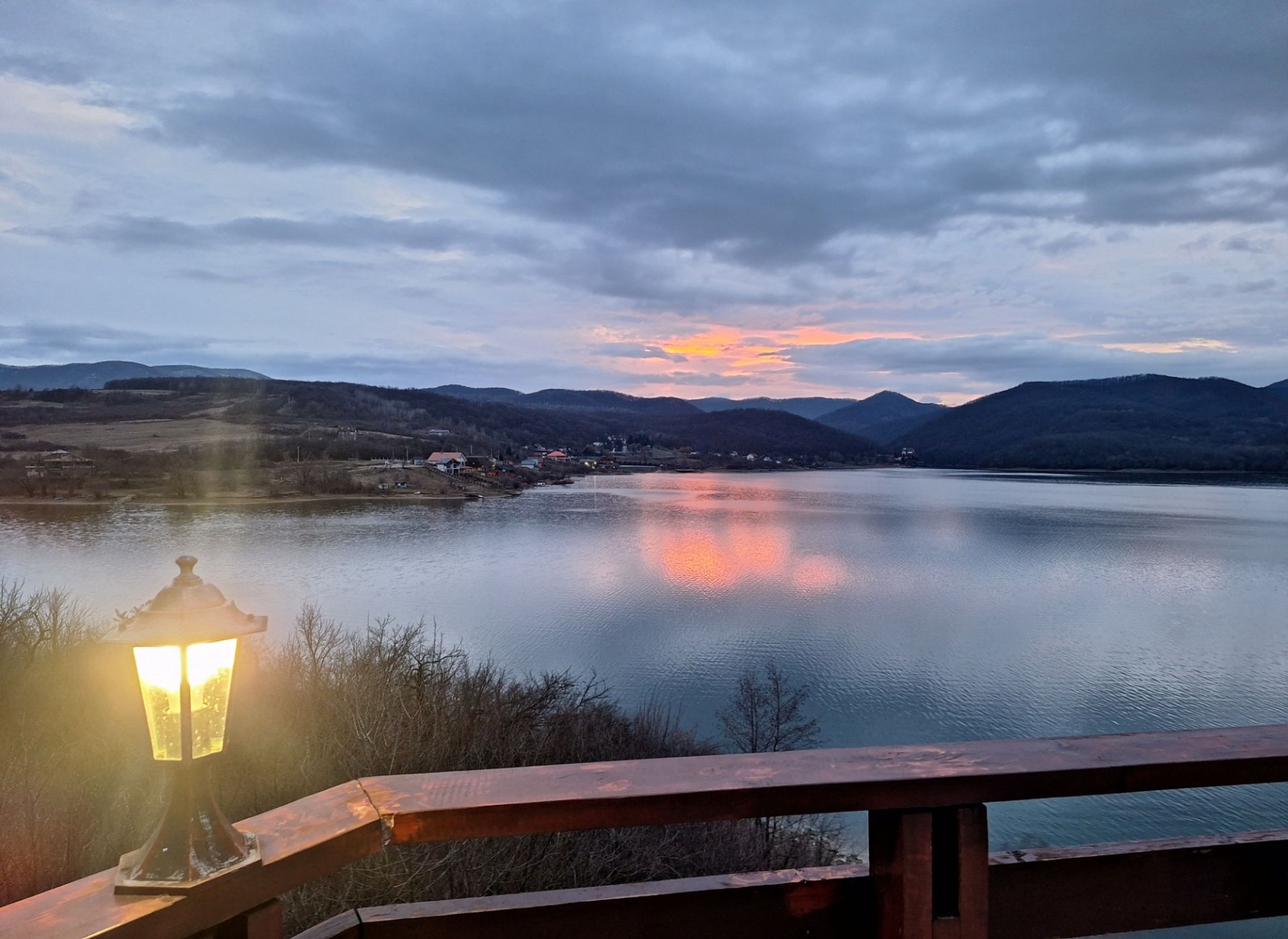 Pensiune la Lacul Cincis Hunedoara 1.jpeg
