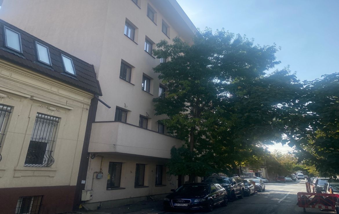Spatiu comercial in centrul Bucurestiului, strada Plantelor. Imagine generala strada acces