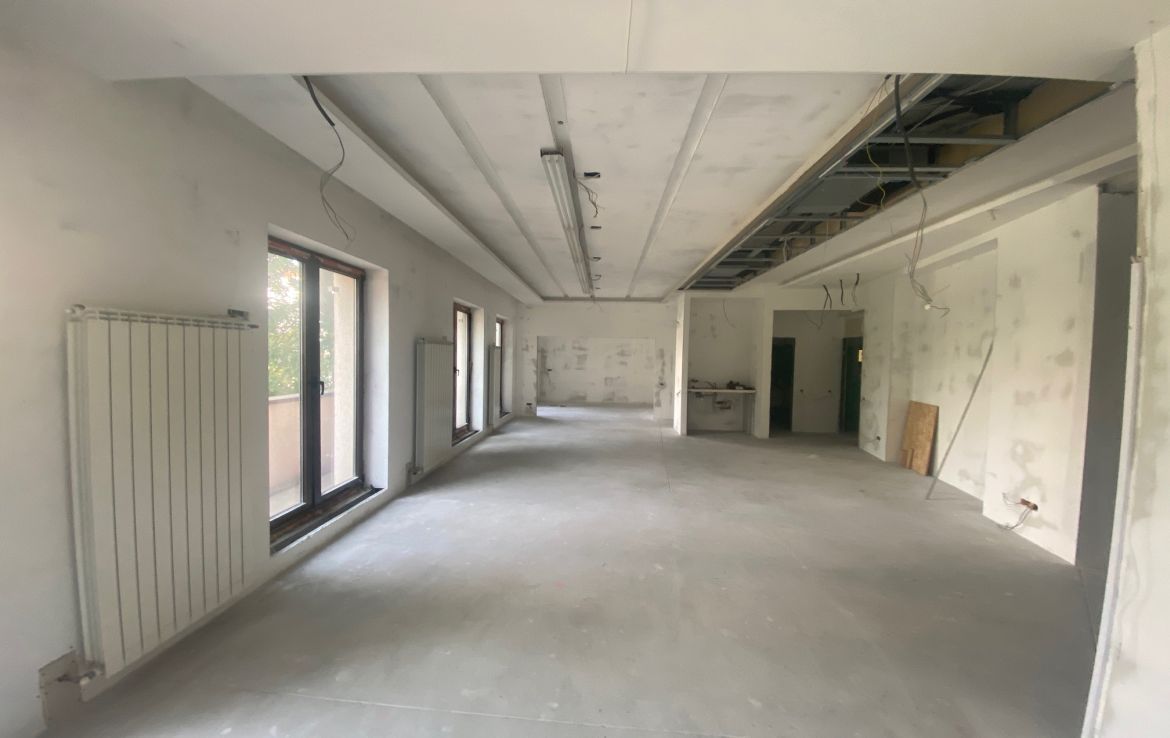 Spatiu comercial in centrul Bucurestiului, strada Plantelor.  Vedere stadiu amenejare spatiu interior