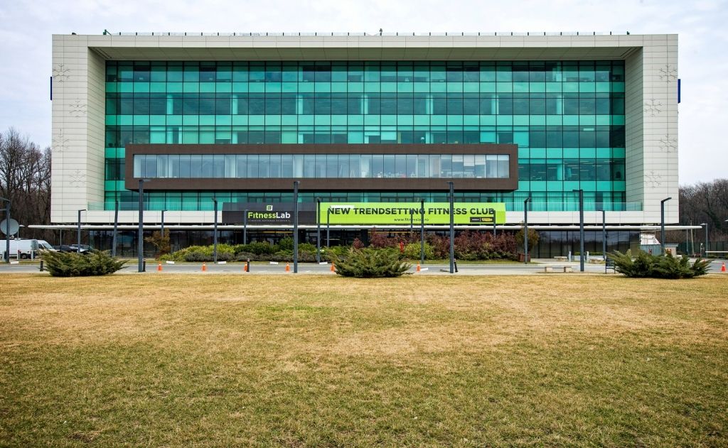 Platinum Business & Convention Center spații comerciale lângă aeroport vedere fatada cladire