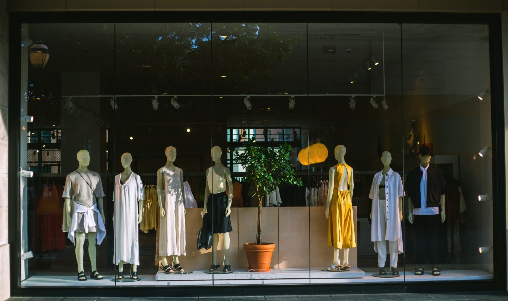 Importanța amenajării vitrinelor într-un spațiu comercial