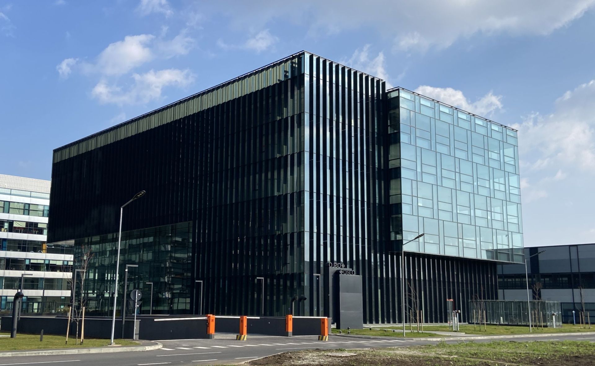 Spatiu comercial de inchiriat in sectorul 6 Bucuresti, metrou Petrache Poenaru. Vedere laterala