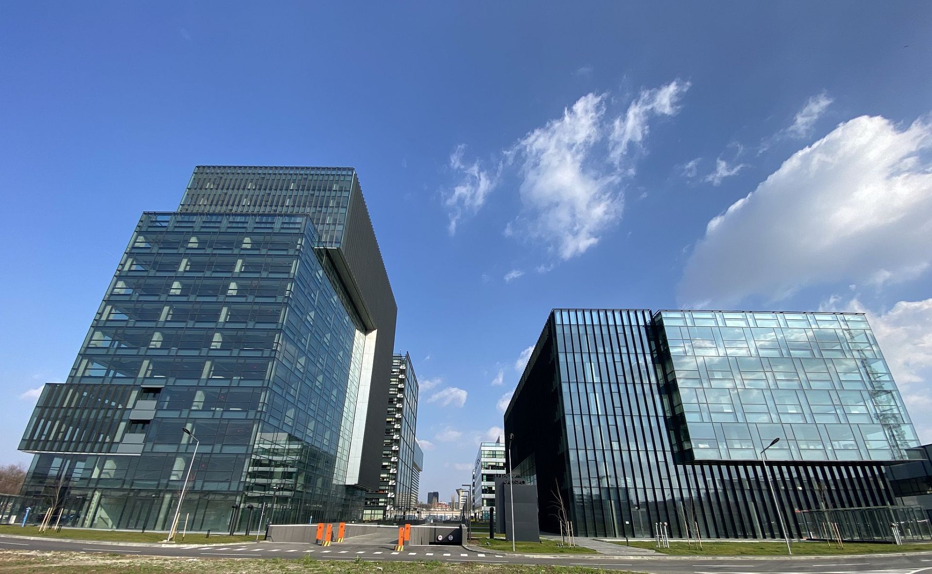 Spatiu comercial de inchiriat in sectorul 6 Bucuresti, metrou Petrache Poenaru. Imagine generala cladiri