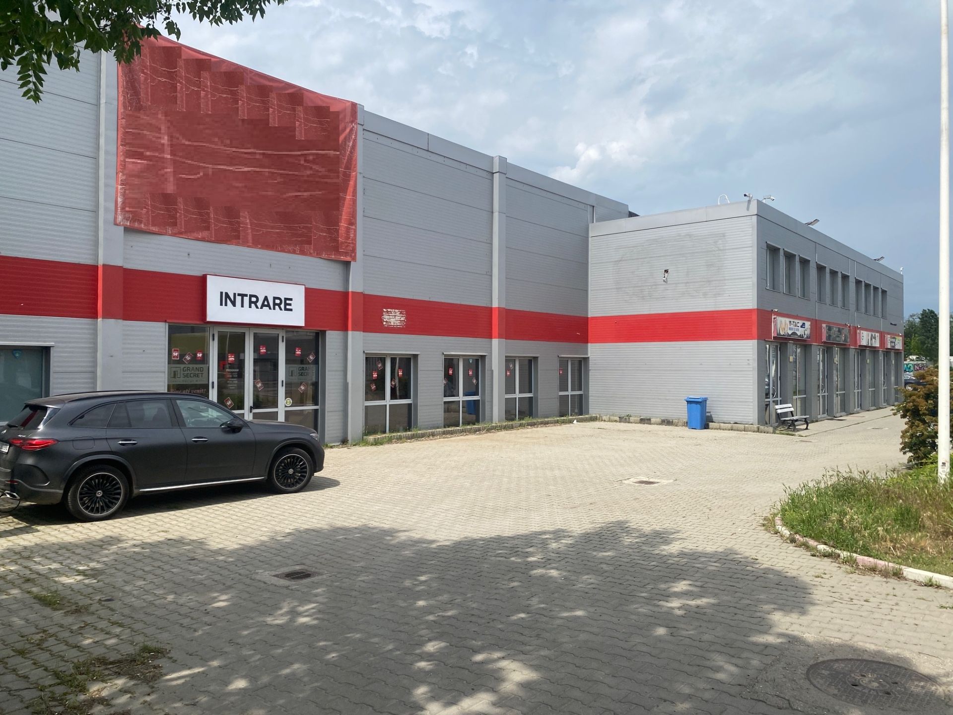 Spatiu comercial de inchiriat in zona Valea Cascadelor, acces metrou Pacii, vedere intrare
