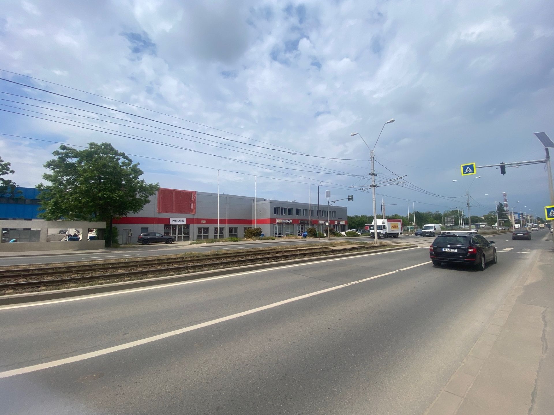 Spatiu comercial de inchiriat in zona Valea Cascadelor, acces metrou Pacii, imagine generala din strada