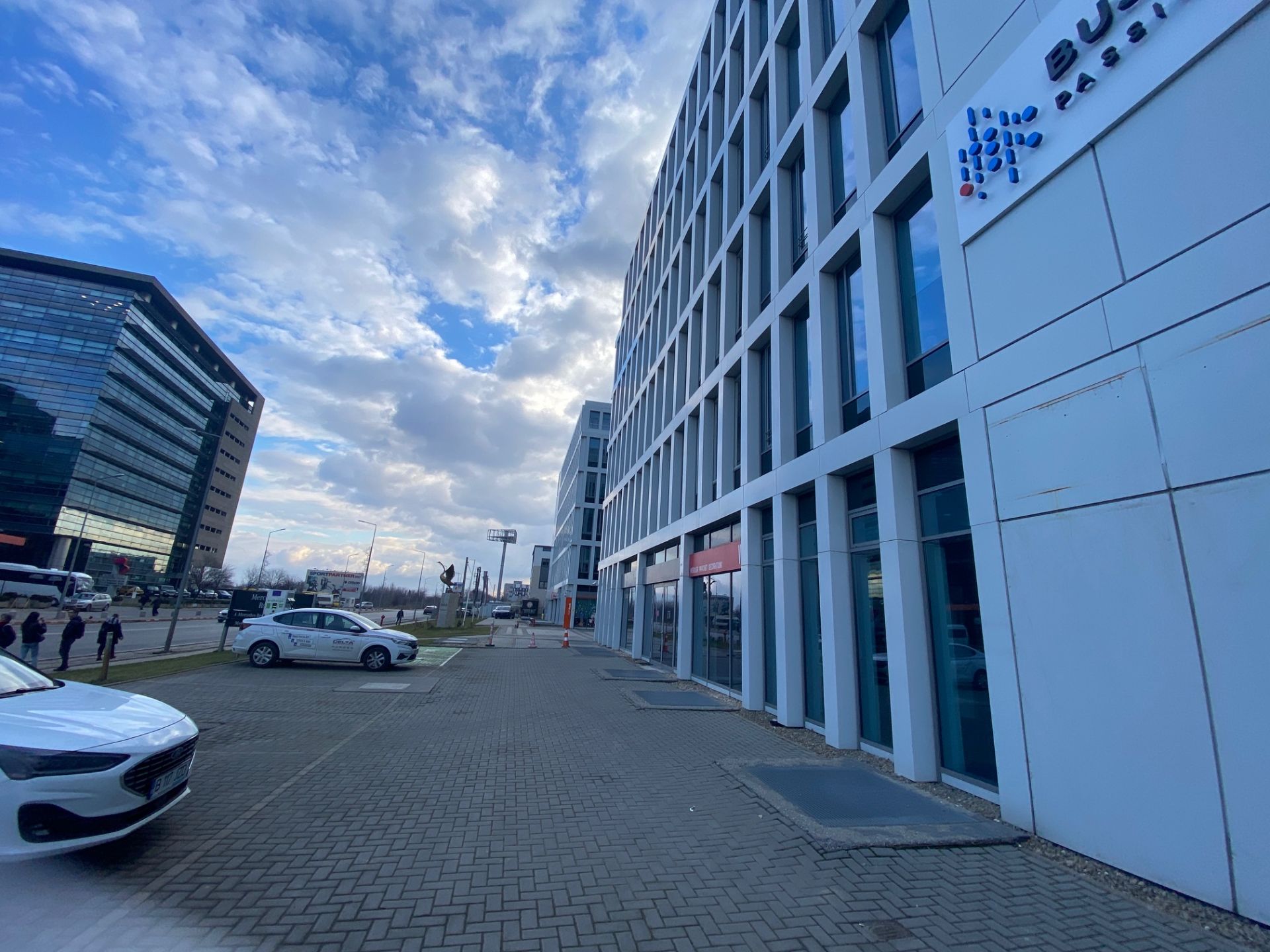 Spatiu comercial de inchiriat in Swan Office & Technology Park, zona de Nord Bucuresti. Vedere laterala cladire