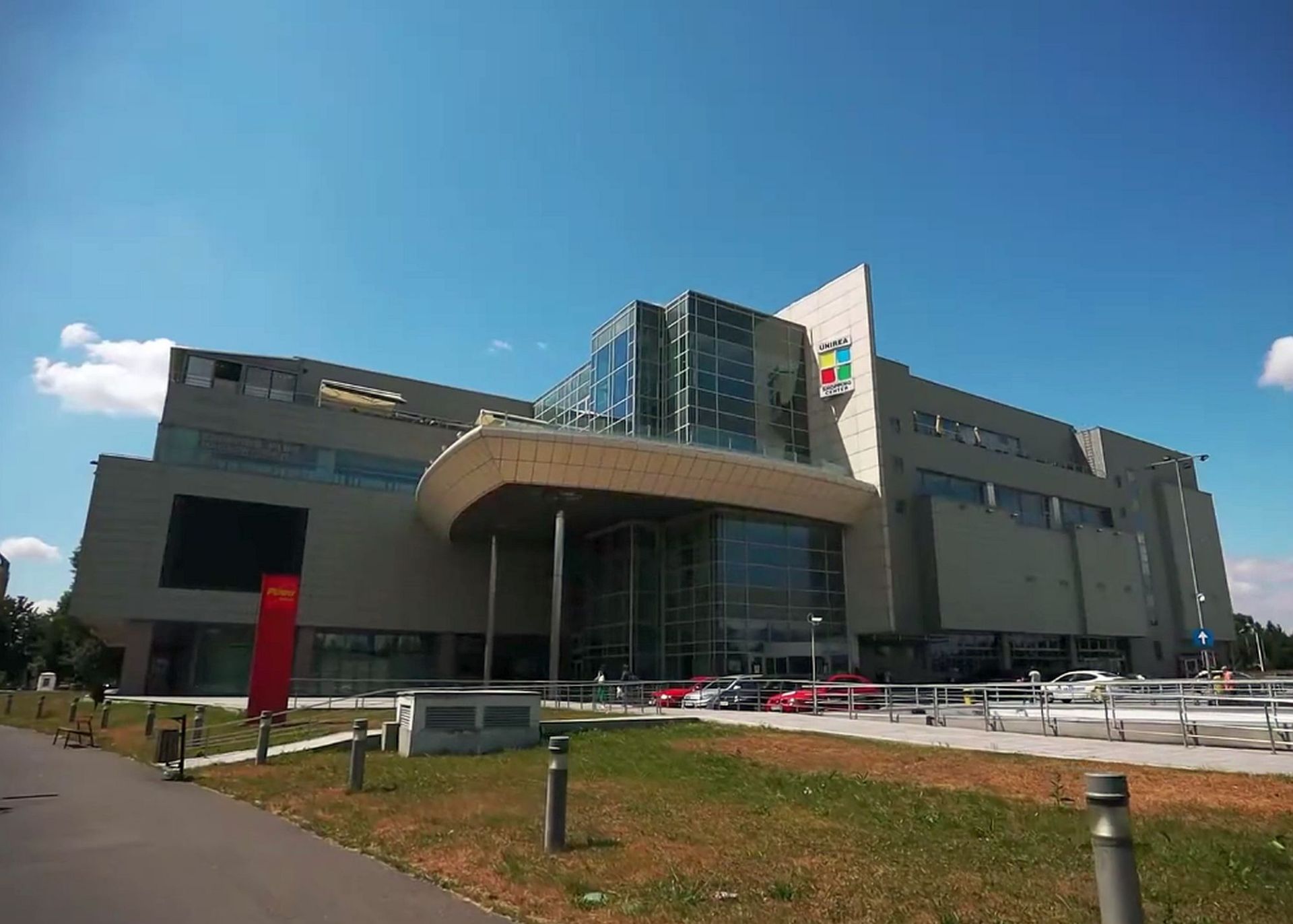 Spatii comerciale de inchiriat in Unirea Shopping Center, zona centrala, imagine acces si fatada