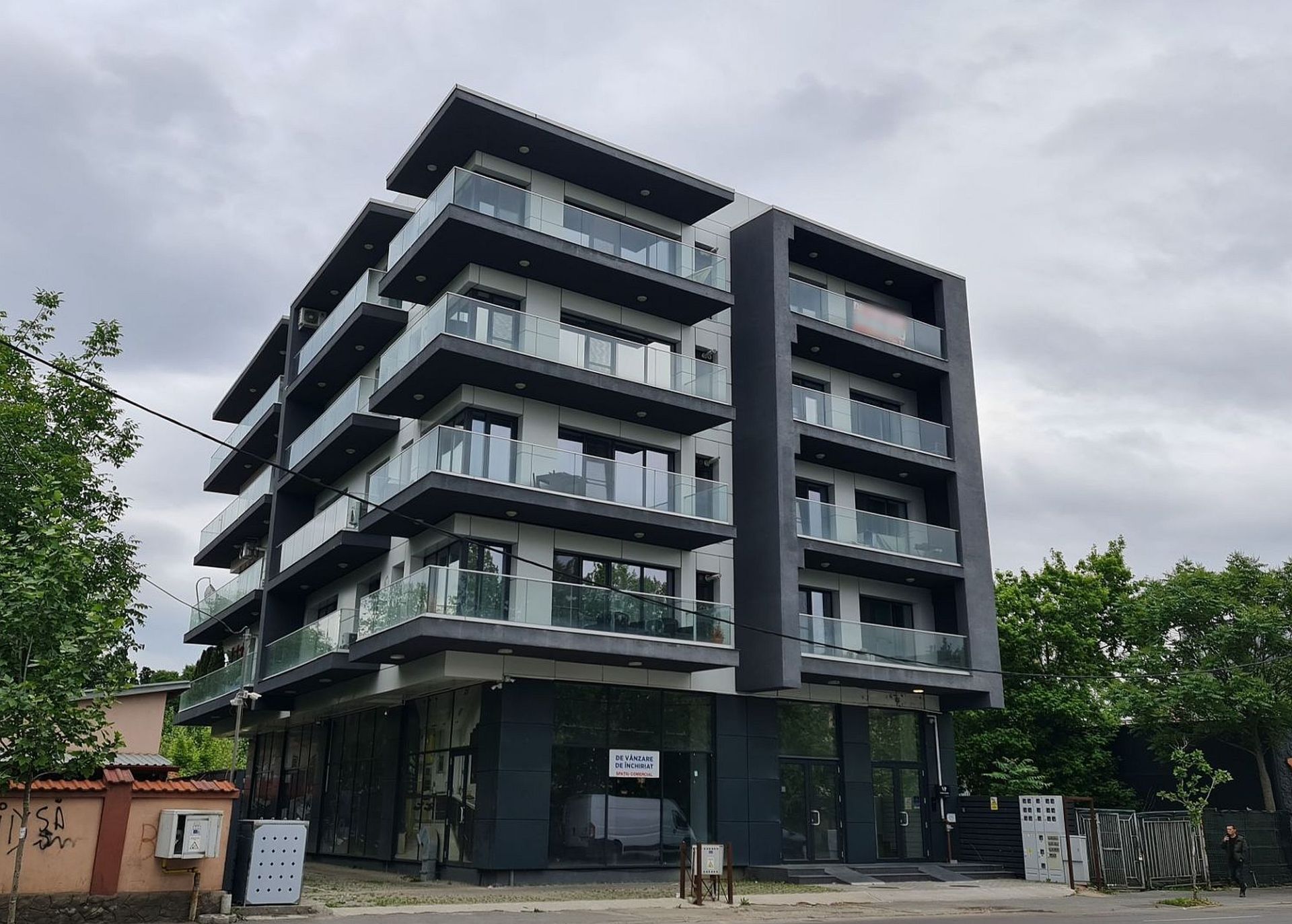 Spatiu comercial de inchiriat in Bucuresti, zona Vitan. Vedere de ansamblu cladire