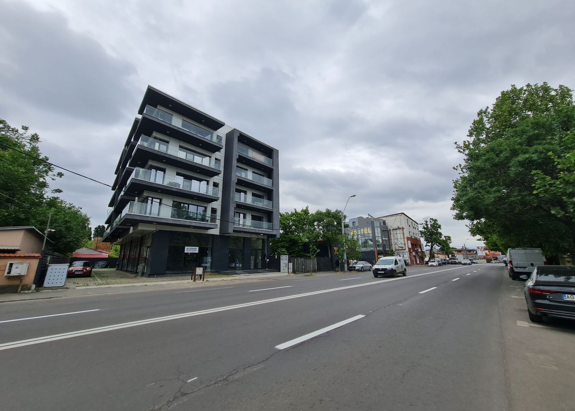 Spatiu comercial de inchiriat in Bucuresti, zona Vitan. Imagine generala cladire si vecinatati