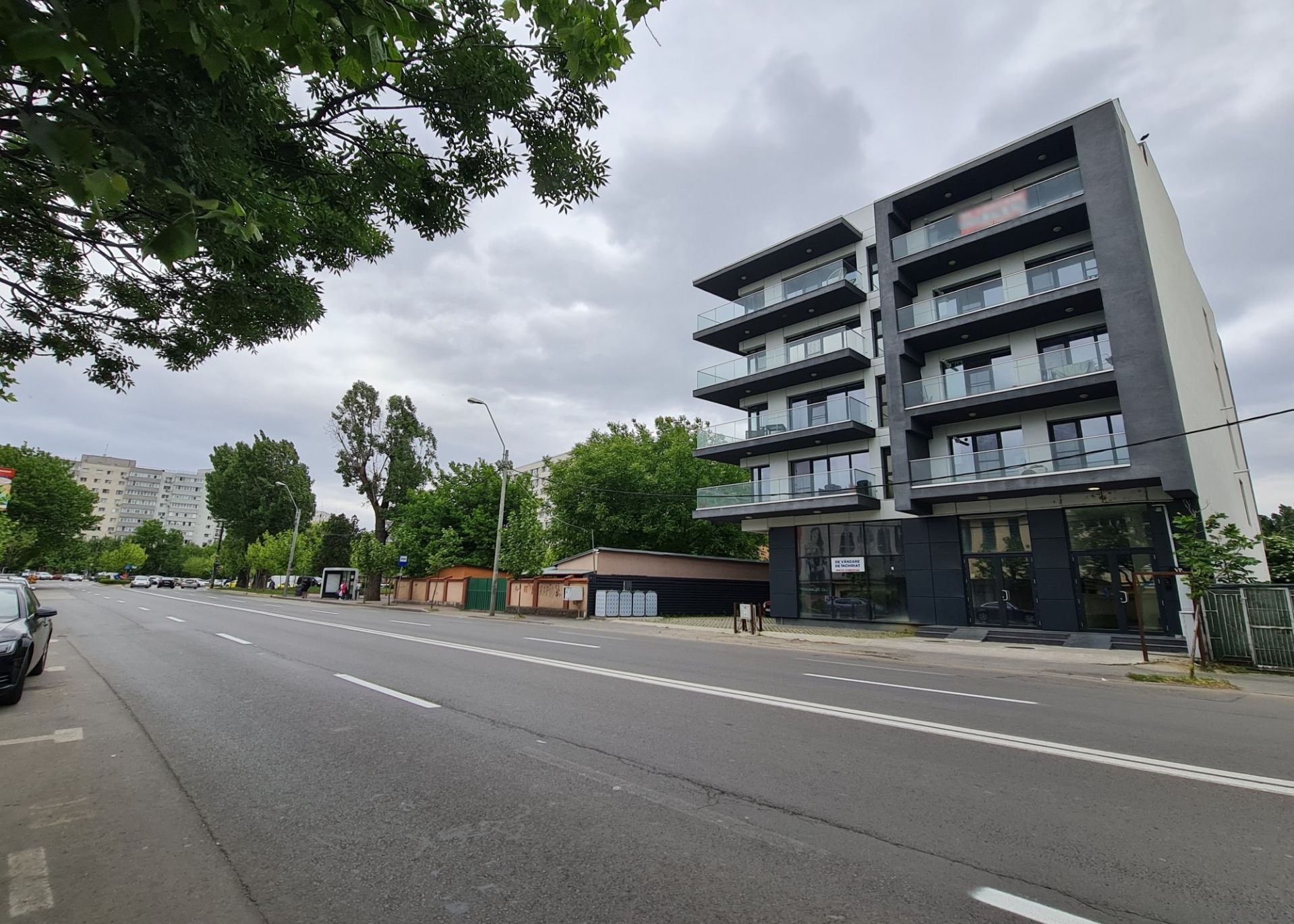 Spatiu comercial de inchiriat in Bucuresti, zona Vitan. Vedere generala din strada, acces auto