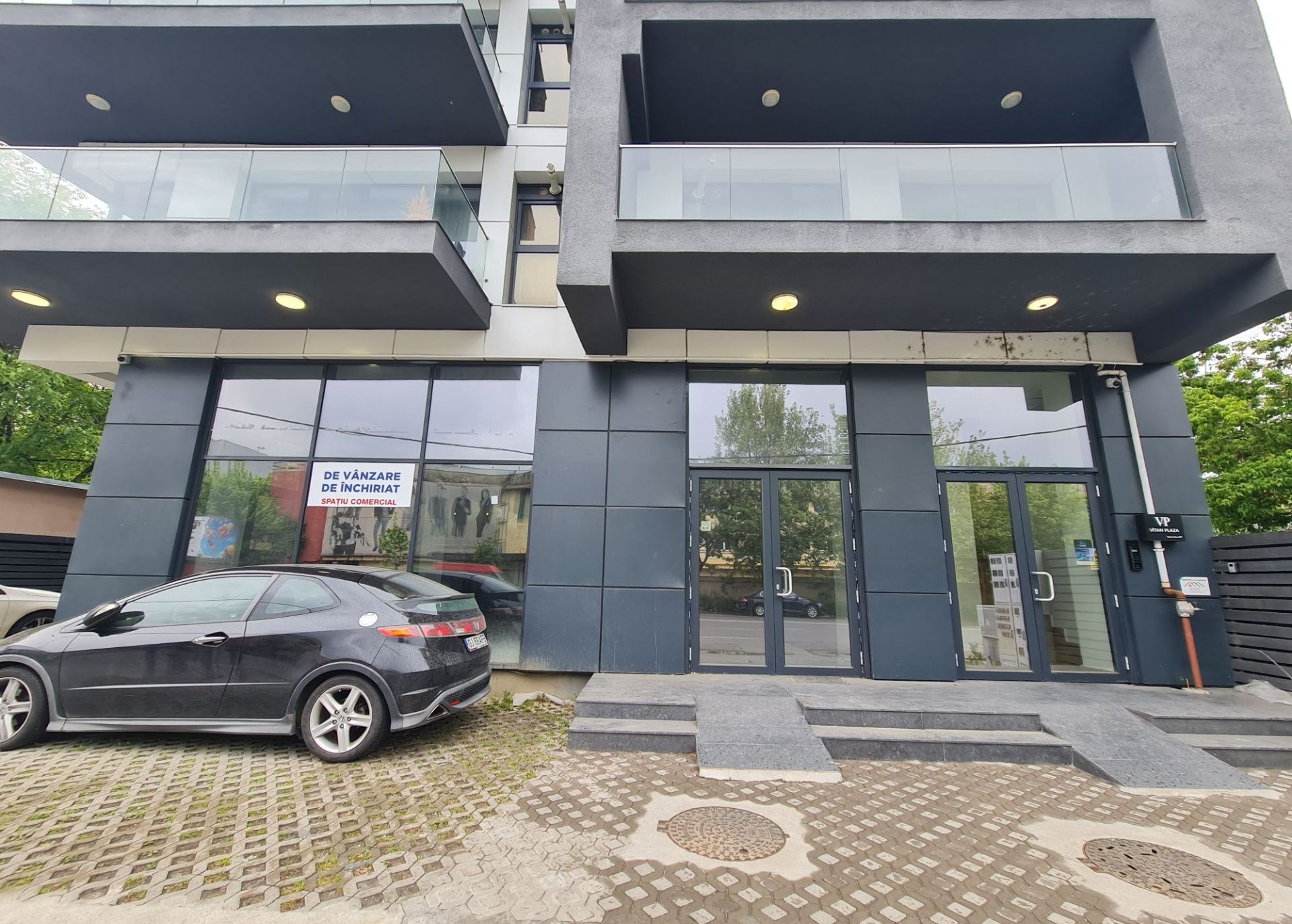 Spatiu comercial de inchiriat in Bucuresti, zona Vitan. Vedere fatada spatiu disponibil